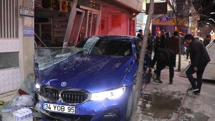 Otomobil iş yerine çarptı