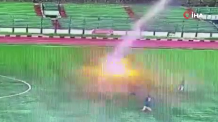 Endonezyada futbolcunun feci ölümü: Maç esnasında üzerine yıldırım düştü