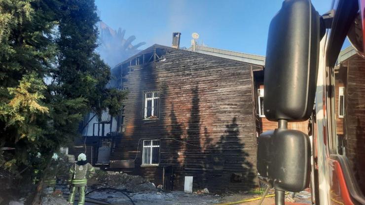 Cihangir’de ahşap binada yangın: Dumanlar kilometrelerce öteden görüldü