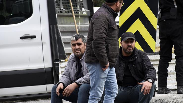 Sarıyerde kamyon devrildi; kasasındaki pres makinesi yola savruldu