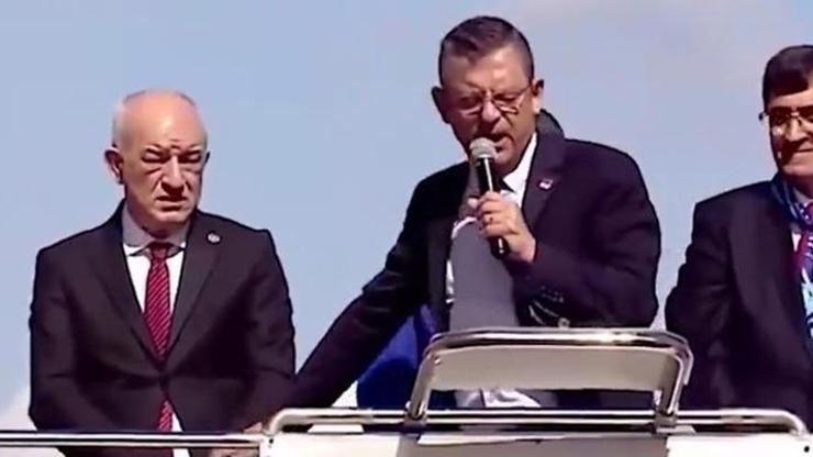 Özgür Özel, belediye başkan adayı yerine Saadet Partili vekilin elini kaldırdı