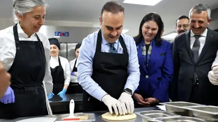 Bakan Kacır, Ramazan pidesi yaptı
