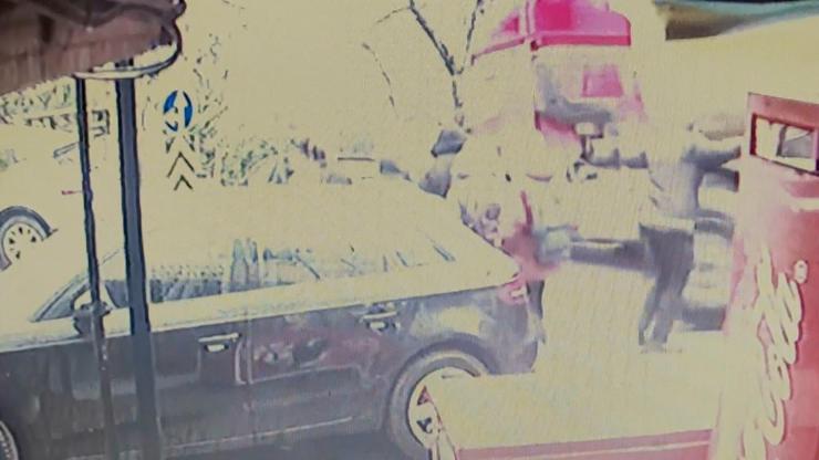 Beşiktaşta hafriyat kamyonunun tekeri fırladı: 1 öğrenci yaralandı, 3 araç hasar gördü