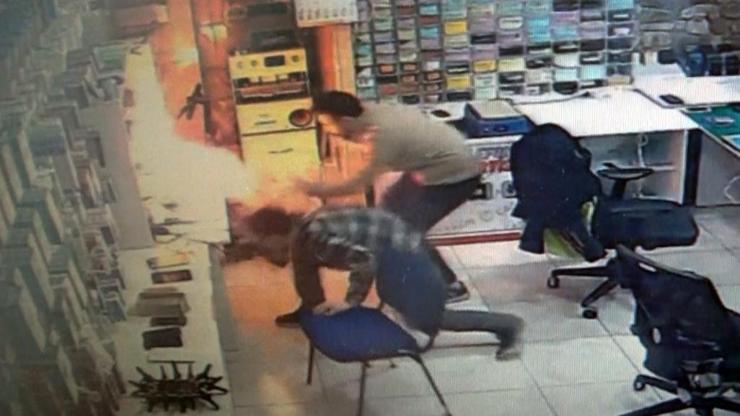 Tamire getirilen tabletin bataryası patlayıp, alev aldı