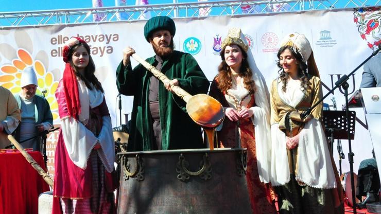 Manisada karma töreninde mesir kuyruğu