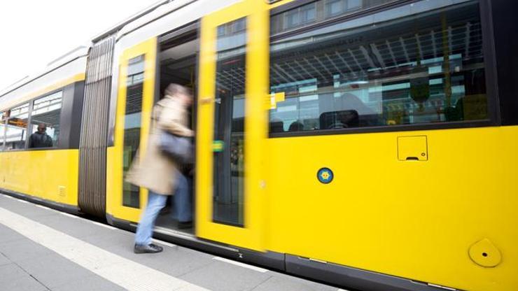 Almanyada çalışan eksikliği nedeniyle tramvayları öğrenciler kullanacak