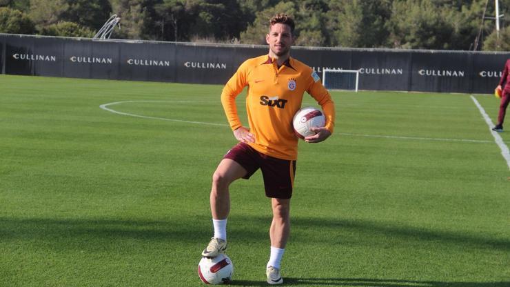 Galatasarayda tüm takım Dries Mertensi baskıya aldı Emeklilik...