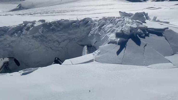 Yüksekovada kardan kapanan üs bölgelerinin yolları açıldı