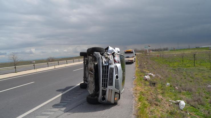 Hafif ticari araç otomobile arkadan çarptı: 6 yaralı