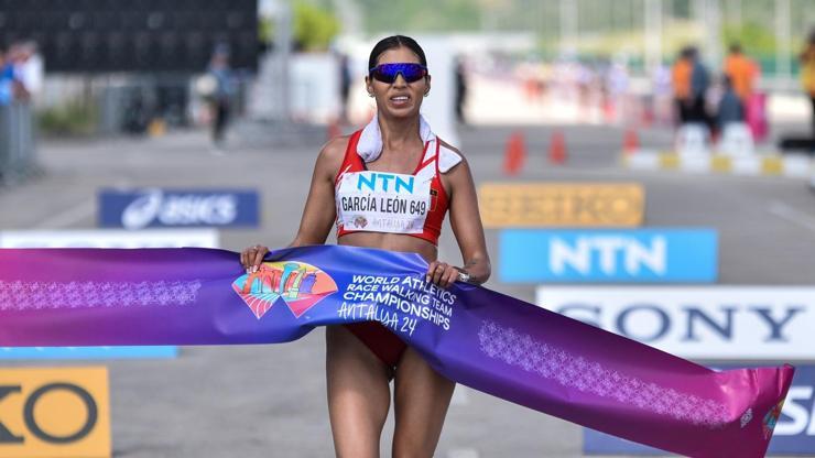 Kimberly Garcia Leon, Kadınlar 20 kilometre yürüyüşte altın madalyayı kazandı