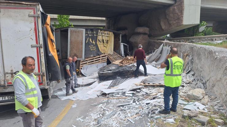 Kontrolden çıkan kamyon, köprü ayağına çaptı; 1 yaralı