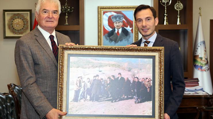 Başkan Yazıcıoğlu, Vali babasının 39 yıllık fotoğrafını odasına astı