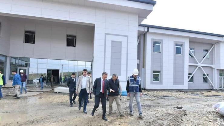 Vali Çeber, deprem konutlarını inceledi