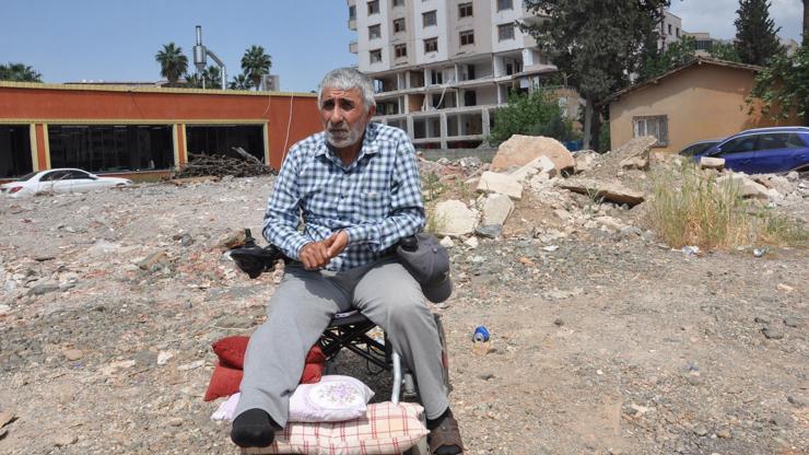 Enkazdan yaralı kurtarılan depremzede, hediye edilen akülü sandalyeye dışarı çıktı