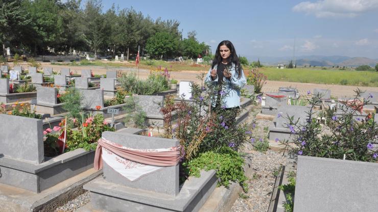 Anneler Gününde depremde ölen yakınlarının mezarlarını ziyaret ettiler