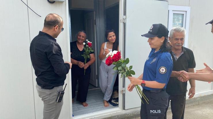 Polisten konteynerlerde Anneler Günü sürprizi