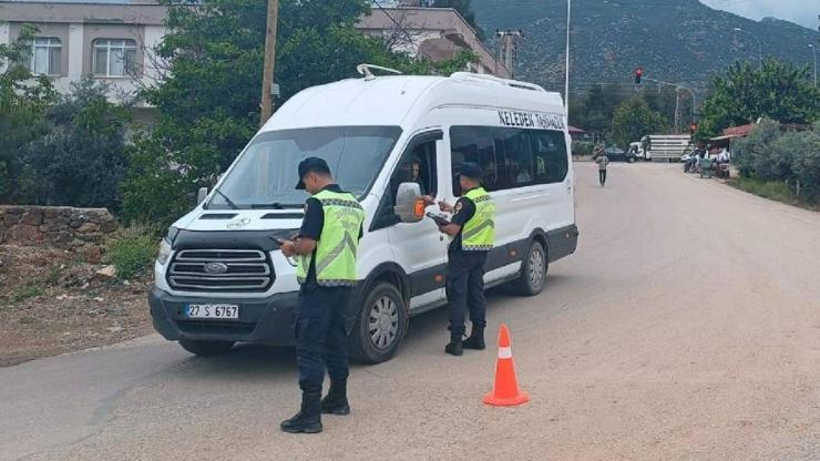 Gaziantep’te jandarmadan servis minibüsü ve motosiklet denetim