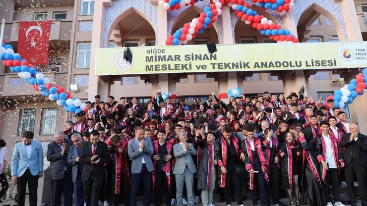 Niğdede lise öğrencileri kep attı