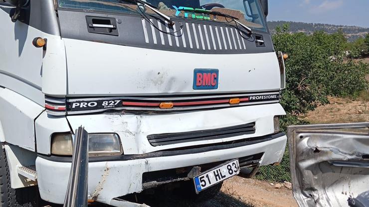 Kamyonla çarpışan otomobilin sürücüsü yaralandı