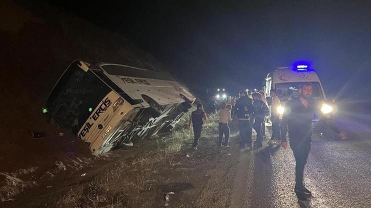 Sivas-Erzincan sınırında otobüs devrildi: Yaralılar var