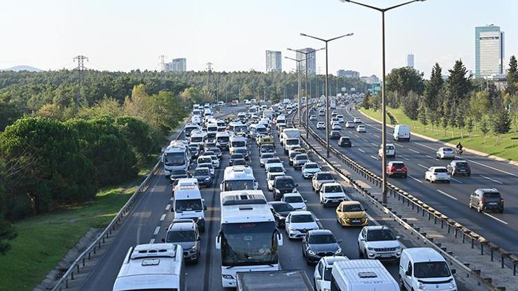 İstanbulda haftanın son mesai gününde trafik yoğunluğu yaşanıyor
