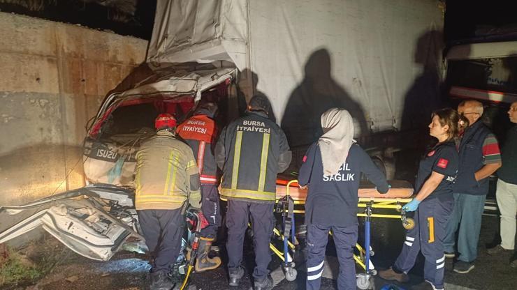Kaza yapan kamyon vinçle kaldırılırken zincirleme kaza meydana geldi: 4 yaralı