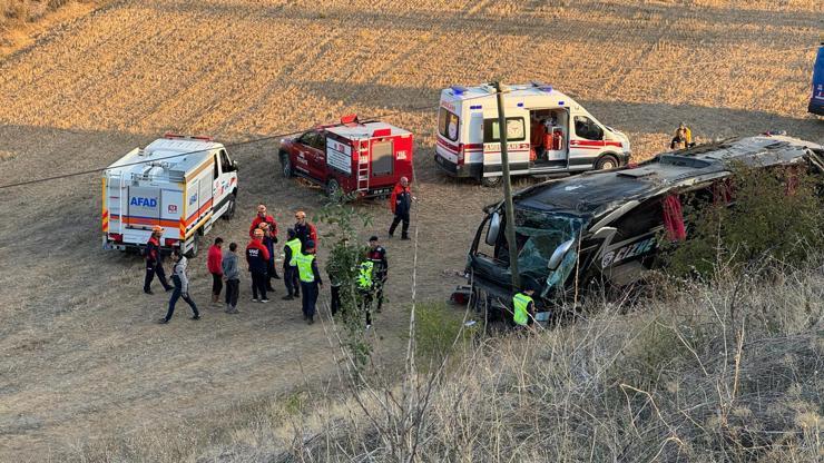 SON DAKİKA... Yolcu otobüsü şarampole devrildi: 21 kişi yaralandı