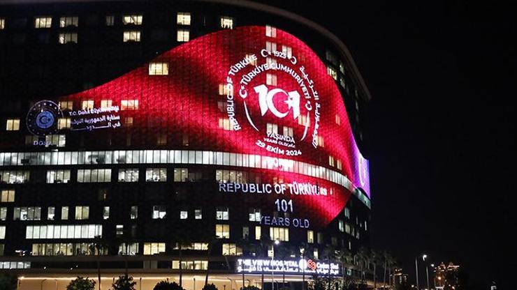 Katarda sembol binalar Türk bayrağı renkleriyle ışıklandırıldı