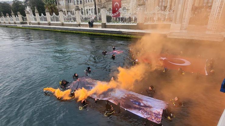 İstanbul- Dolmabahçede Ataya saygı dalışı