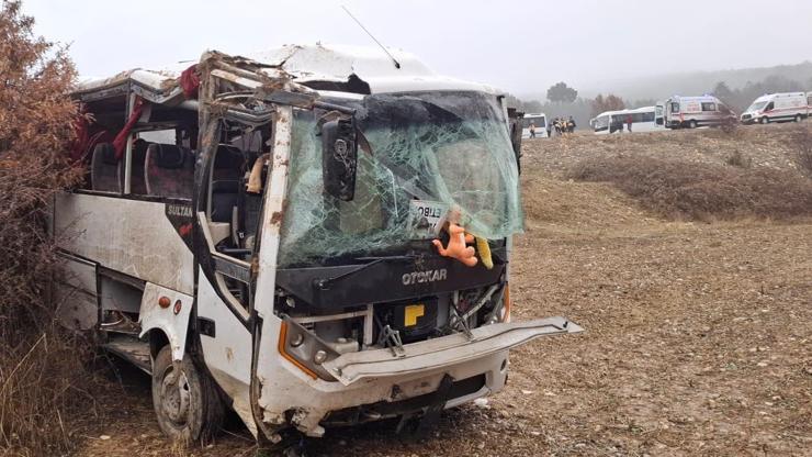 Kütahya’da işçi servisi şarampole devrildi; 1 ölü, 9 yaralı