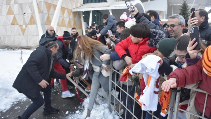 Galatasaray Sivasta; taraftar az kalsın Osimheni sakatlıyordu