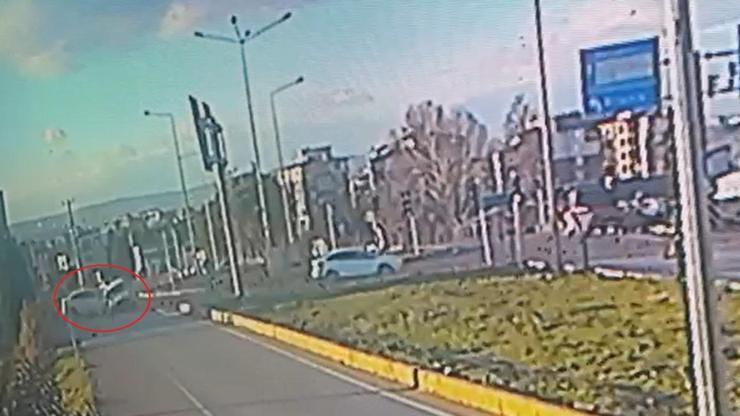 Kavşakta otomobillerin çarpıştığı kaza kamerada; 1 ölü
