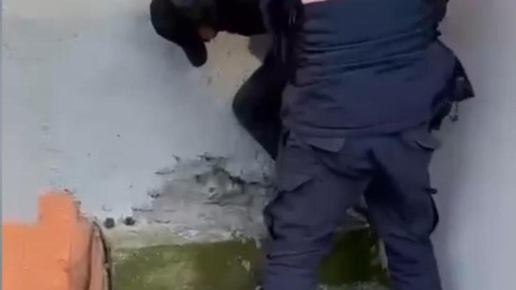 Eyüpsultanda uyuşturucu operasyonu kamerada; 30 bin uyuşturucu hap ele geçirildi