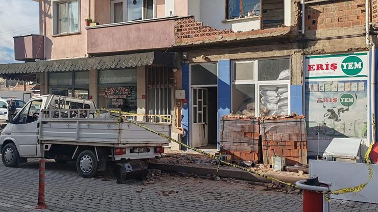 Çanakkalede balkondan indirmeye çalıştığı buzdolabıyla birlikte düşen kişi yaralandı