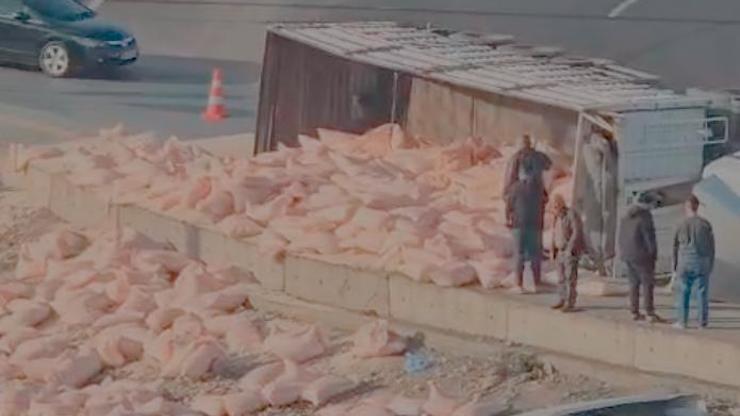 Diyarbakırda Gübre Yüklü TIR Devrildi: Sürücü Yaralandı