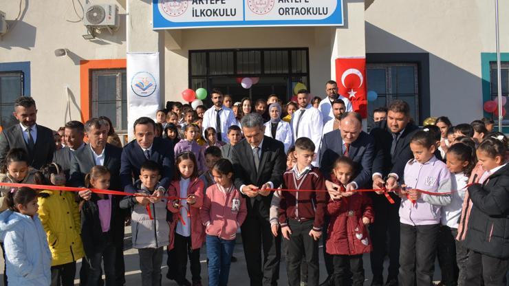 Silopi’de okul açılışına katılan Vali Ekici, ilk ders zilini çaldı