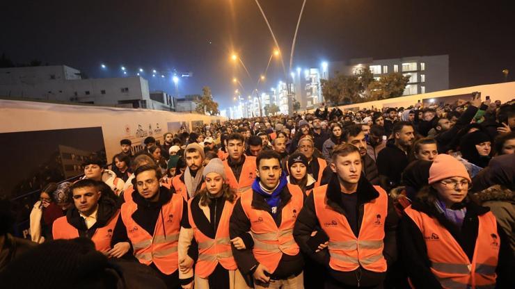 Kanseri yenen gençler, Hatayda depremzede çocukları unutmadı