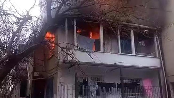 SON DAKİKA... Küçükçekmecede 2 katlı binada çıkan yangın söndürüldü