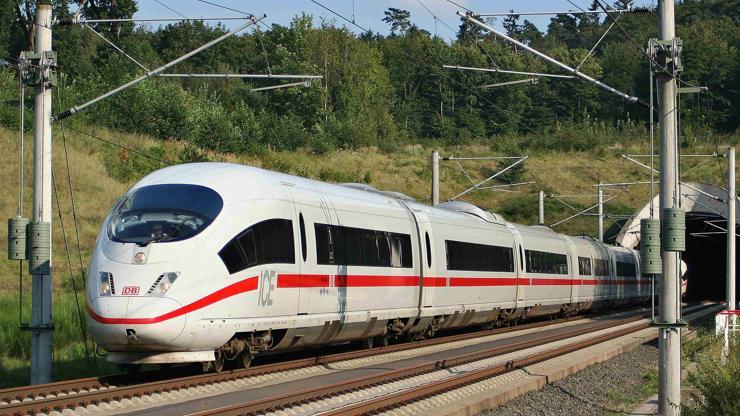 Almanyada tren kazası: 1 ölü, 11 yaralı