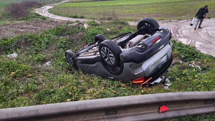 Yanlış girdiği yolda otomobiliyle takla attı; kaza kamerada