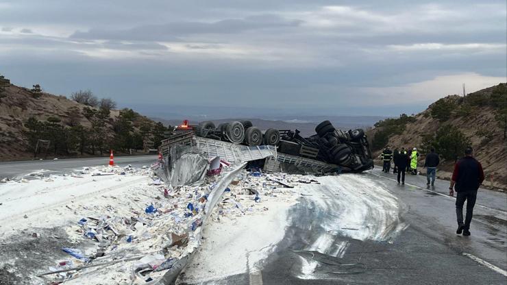 Kırıkkalede un yüklü TIR devrildi; sürücü yaralı