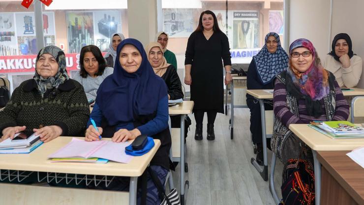 Yunusemrede okuma-yazma kursları sürüyor