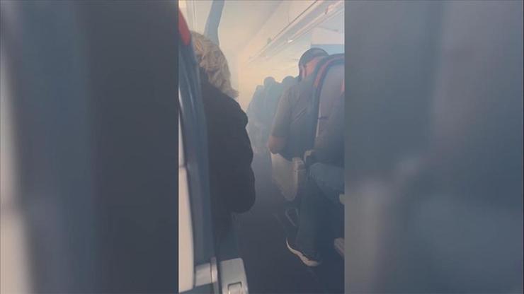 Havada panik anları Görüntüler ABDden: Uçağın içi dumanla kaplandı, yolcular tahliye edildi