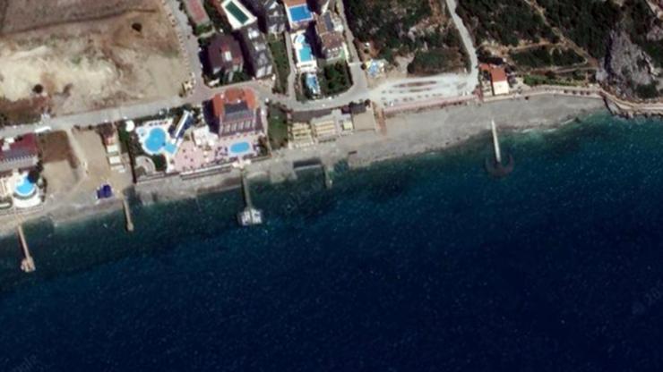 Antalya kıyılarında deniz doldurularak yapılan iskeleler, uydu fotoğraflarında