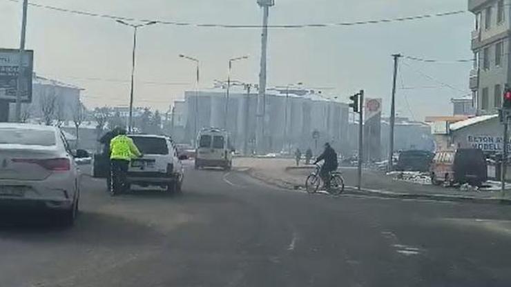 Polis, arızalanıp, trafiği aksatan aracı yol kenarına itti