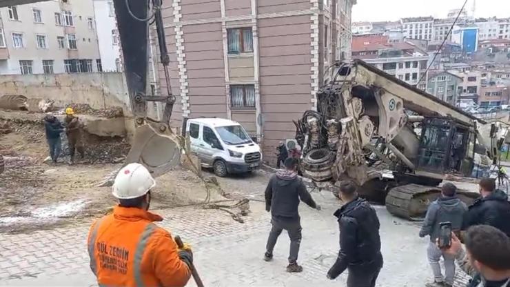 İstanbul - Kağıthane’de fore kazık makinesini çeken halat koptu: 1i öğrenci 2 kişi yaralandığı kaza kamerada