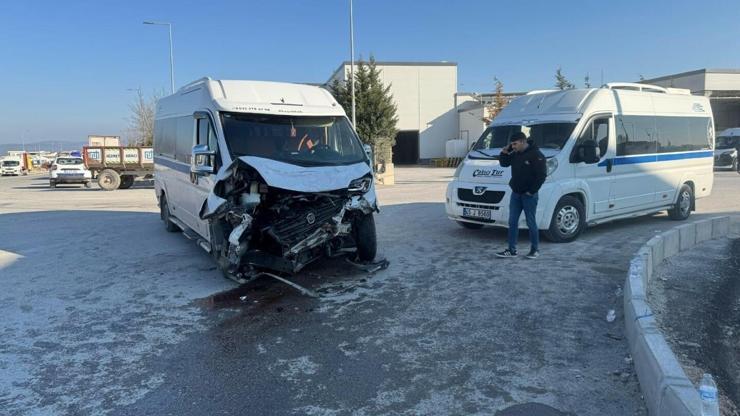 Manisada iki servis minibüsü çarpıştı: 19 yaralı