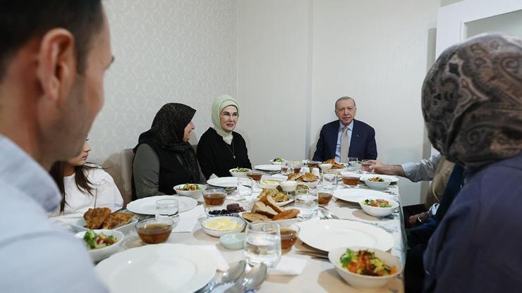 Cumhurbaşkanı Erdoğan ve eşi bir vatandaşın evinde iftar yaptı