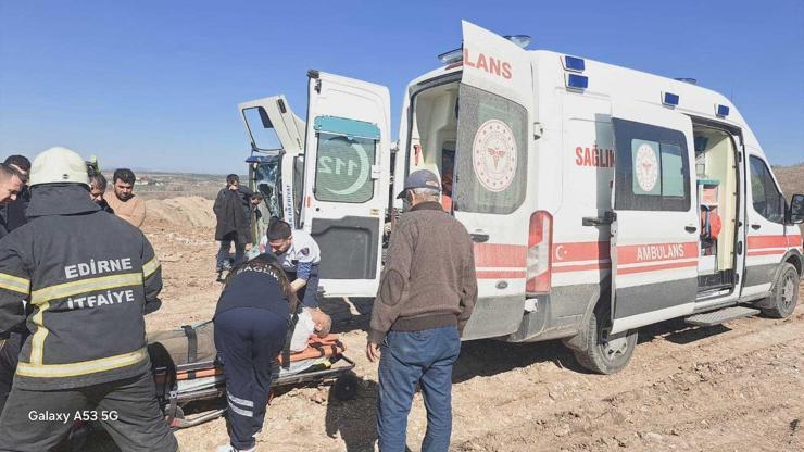Edirnede Kamyon Devrildi: Sürücü Yaralandı