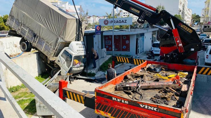 Kontrolden çıkan kamyonet, köprü altındaki duvarın üstüne düştü
